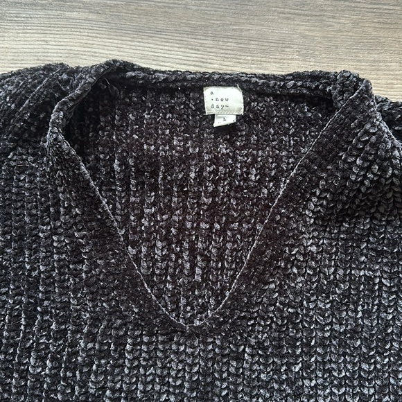 A new day black size large sweater - Picture 3 of 3